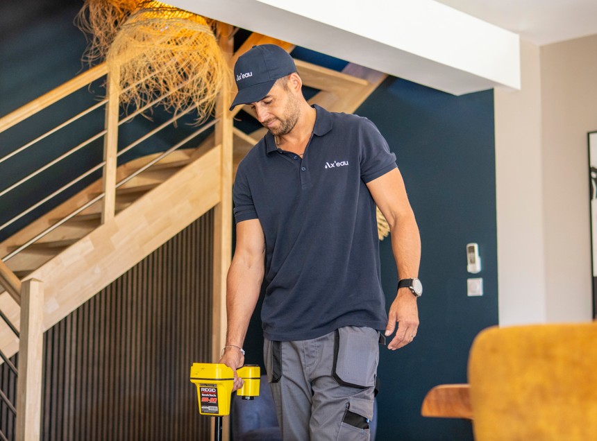 technicien ax'eau qui recherche une fuite d'eau